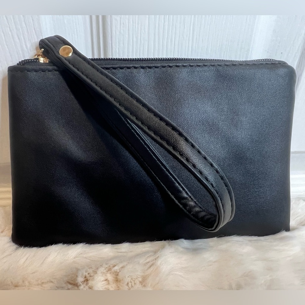 COSMETIC BAG / WRISTLET. BLACK 8.25” x 5”